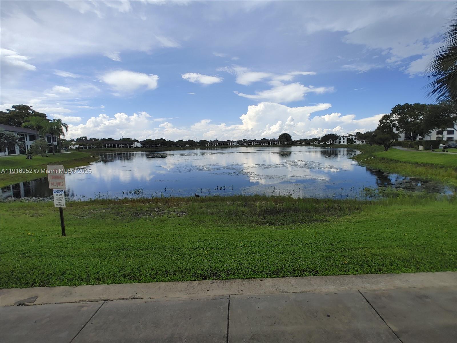 Oakland Park Condo: 212 Lake Pointe Drive