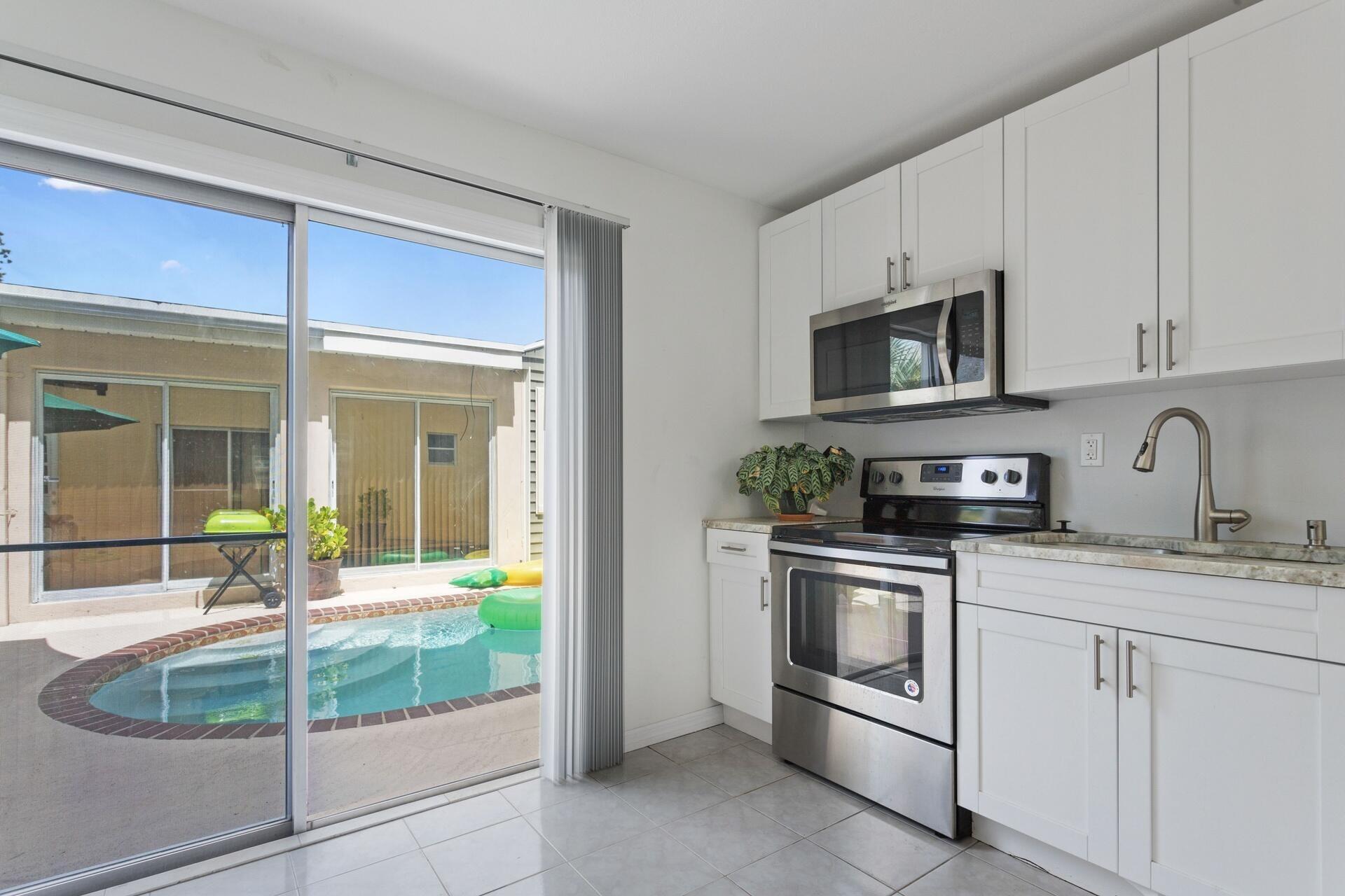 Lake Worth Beach Condo: 216 Ocean Breeze