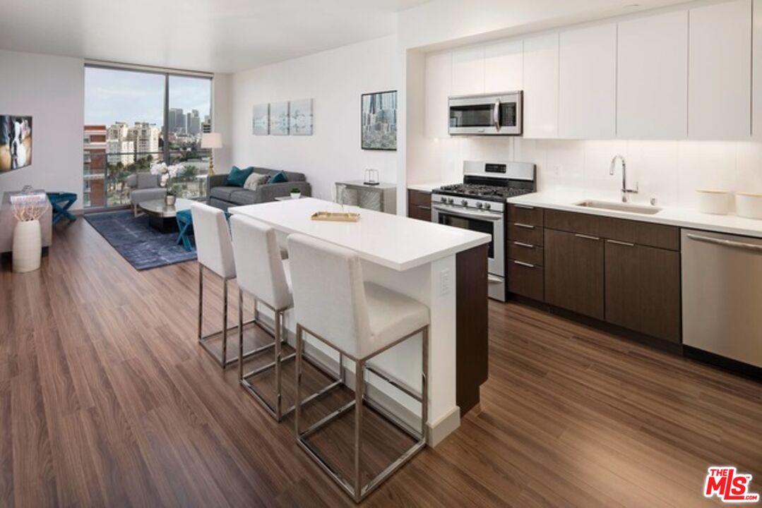 Los Angeles Condo: 3033 Wilshire Boulevard