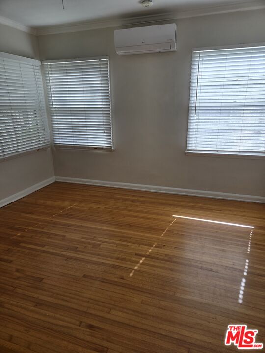 Los Angeles Condo: 1338 South Dunsmuir Avenue