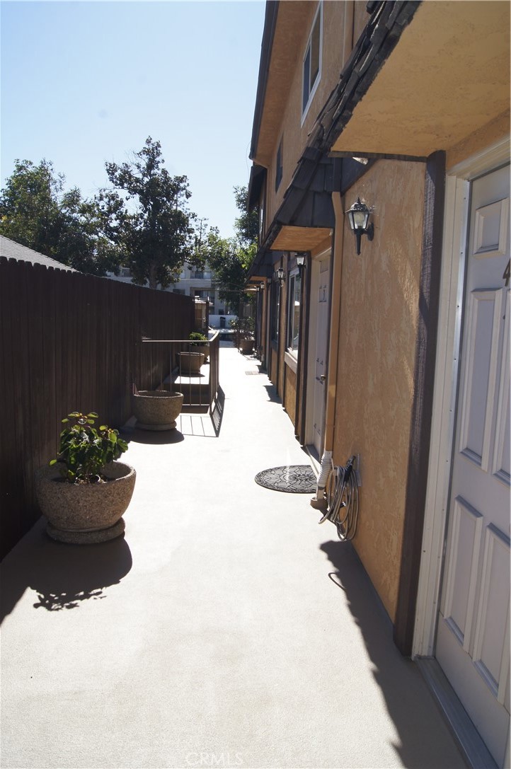 Glendale Condo: 437 Ivy Street