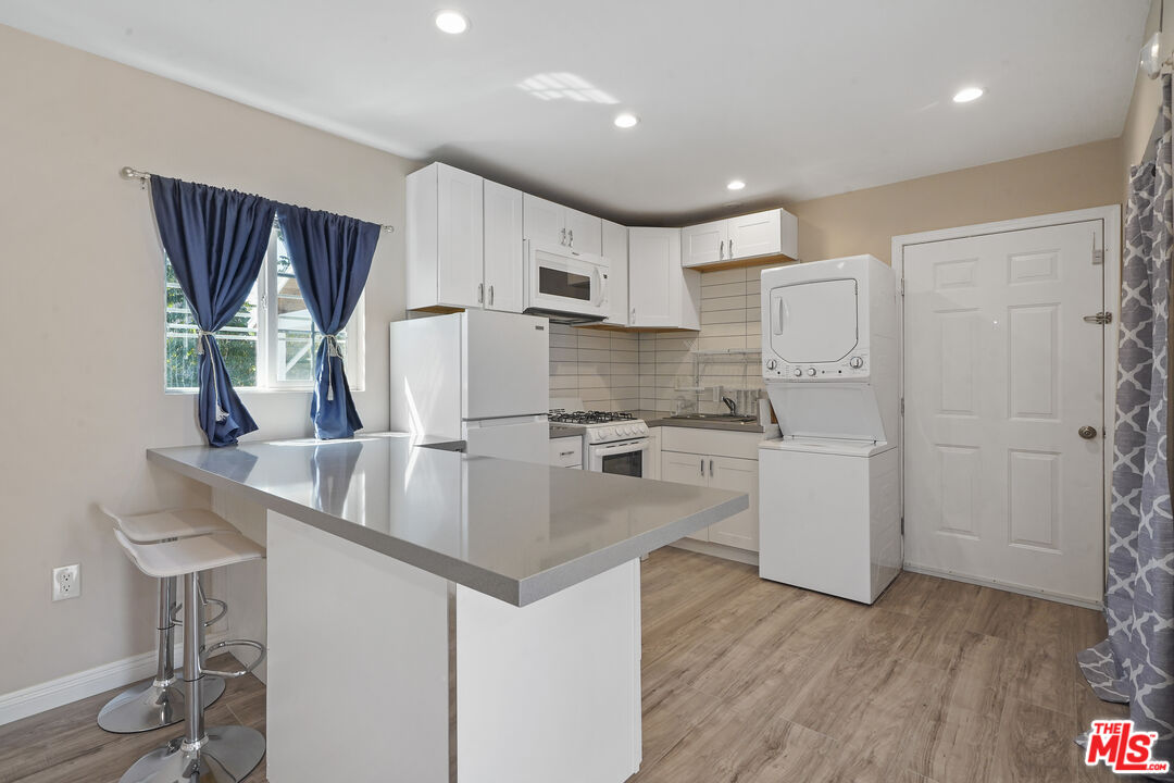 Canoga Park Condo: 22012 Covello Street