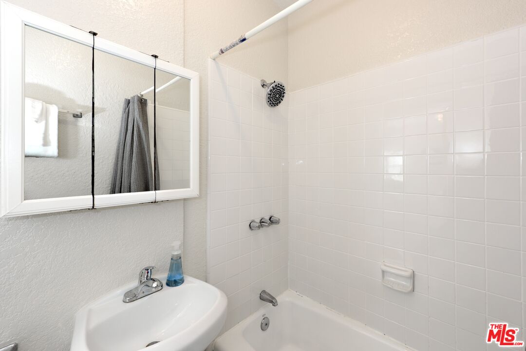 Venice Condo: 26 Breeze Avenue