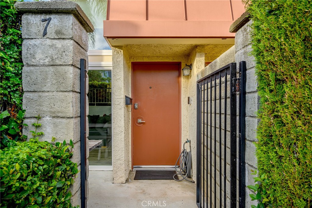 Encino Condo: 5435 Yarmouth Avenue