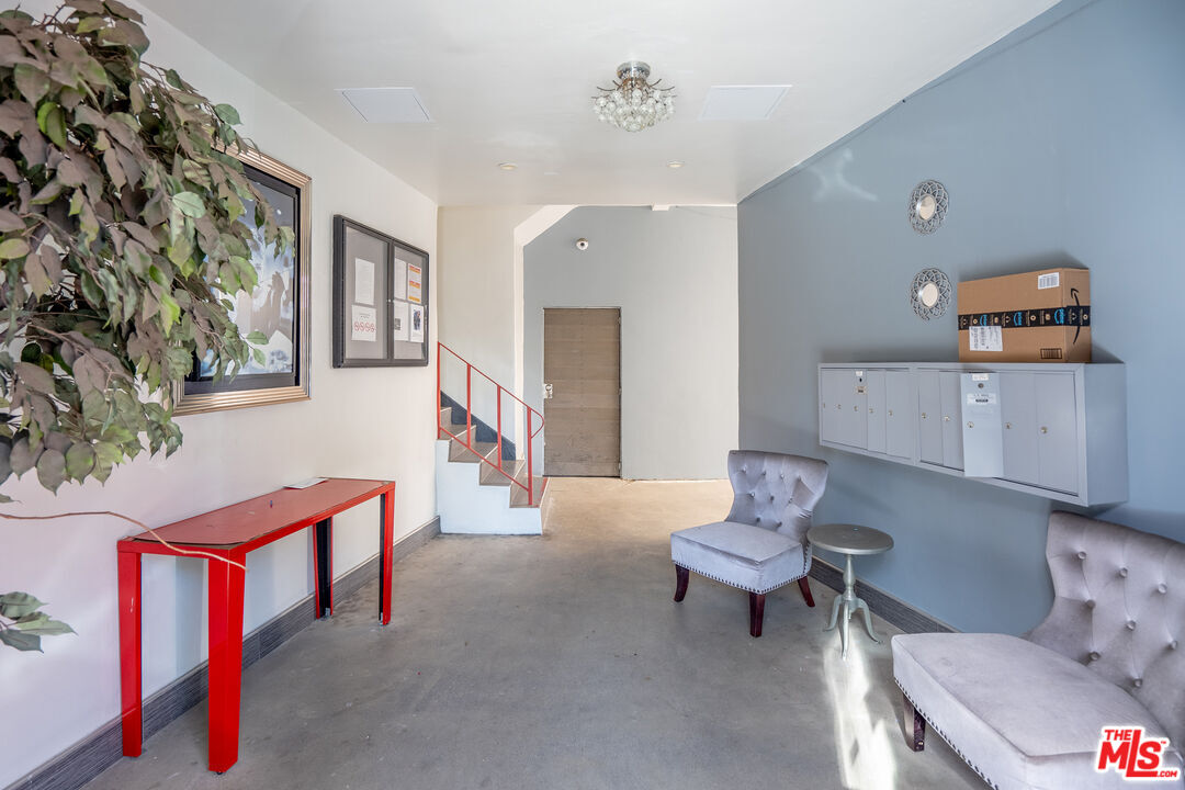 Los Angeles Condo: 5831 Carlton Way