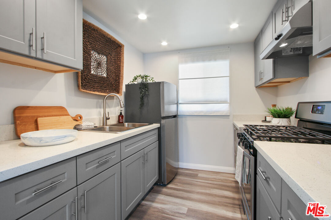 Reseda Condo: 6438 Rhea Avenue