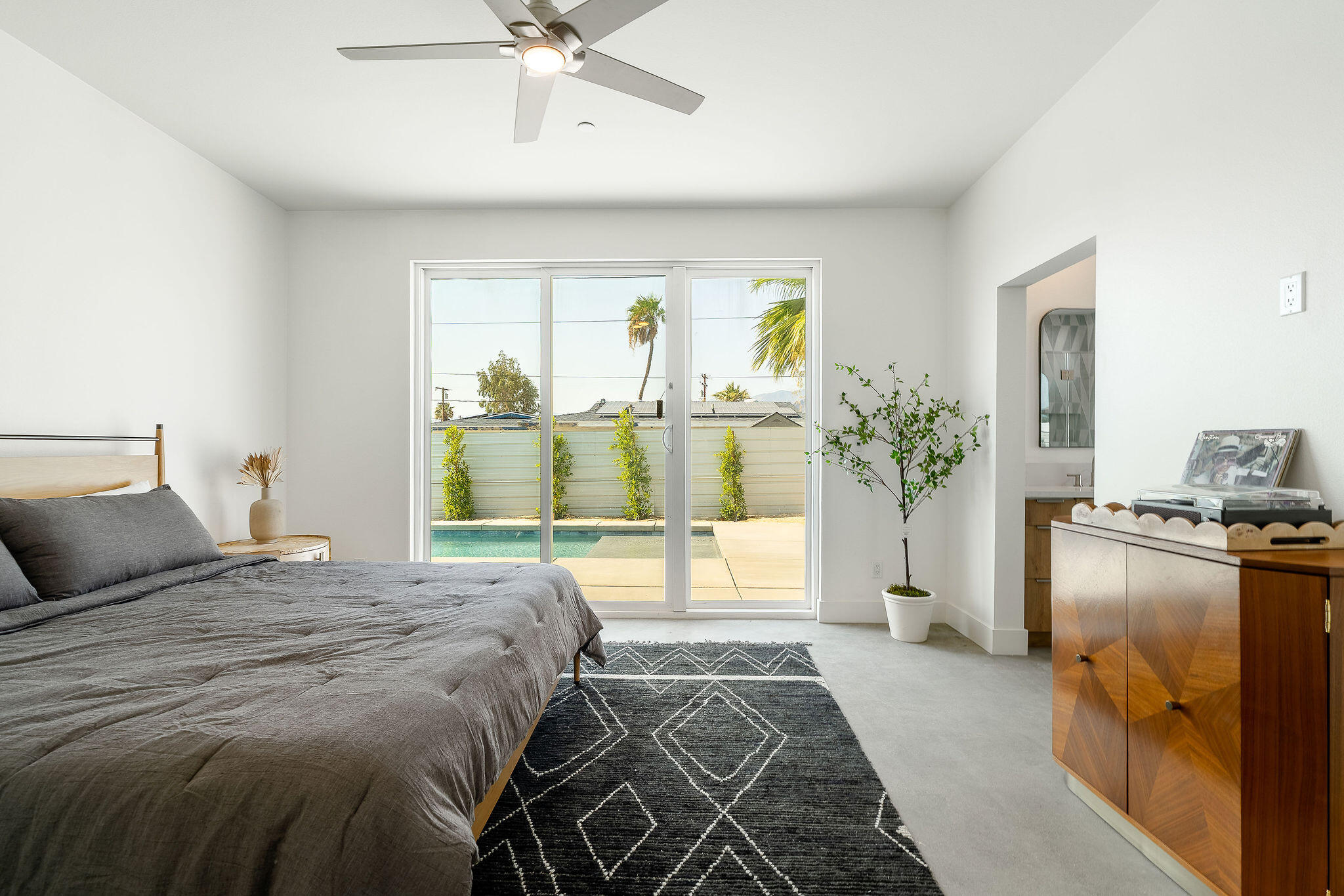 Palm Springs Condo: 361 West Sunview Avenue