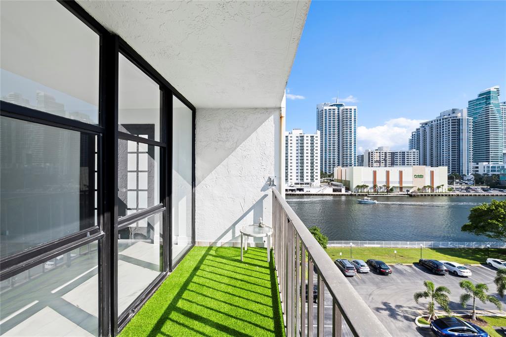 Hallandale Beach Condo: 800 Parkview Drive