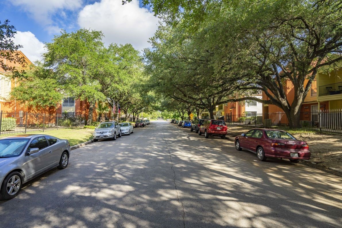 Houston Condo: 2801 North Broadmead