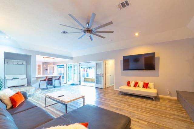 Houston Condo: 230 White Cedar Street