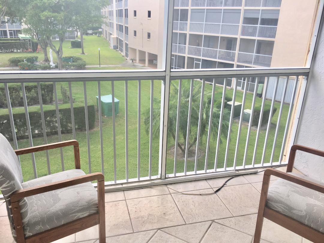 Palm Springs Condo: 400 Village Green Circle West