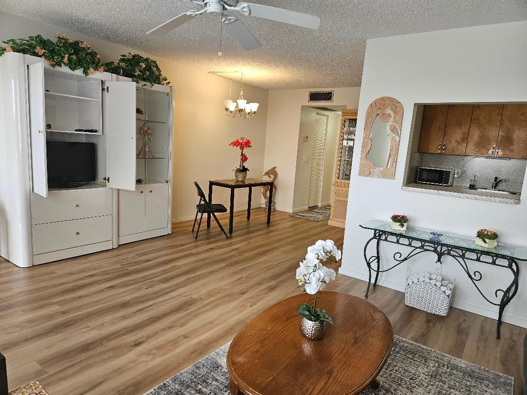 Palm Springs Condo: 300 Village Green Circle South