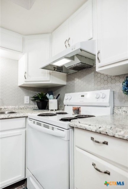 Victoria Condo: 304 Palmwood Drive