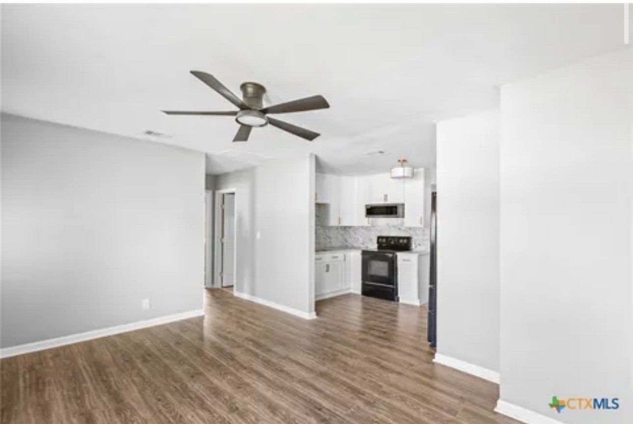 Victoria Condo: 1601 East Mimosa Avenue