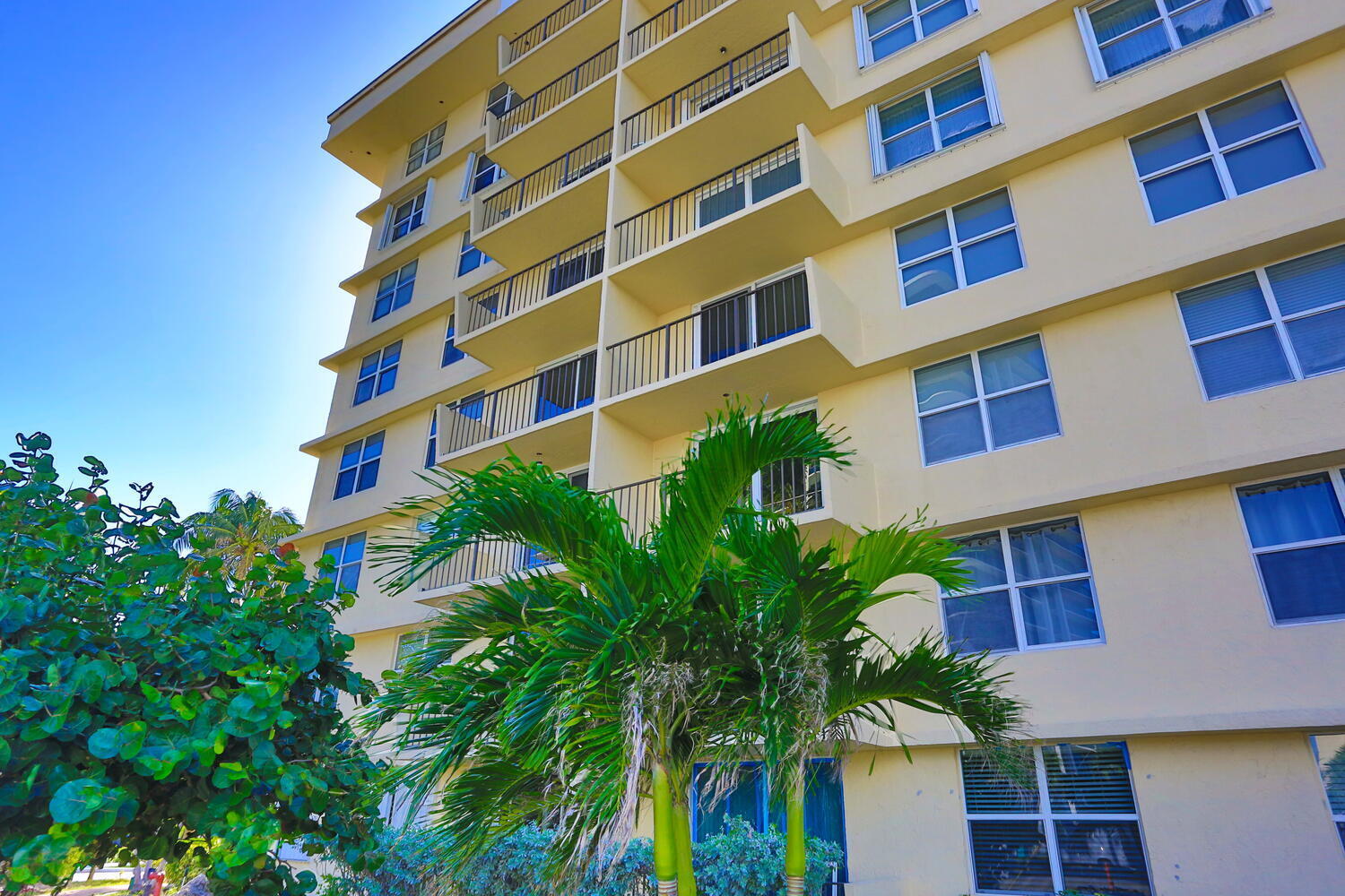 Pompano Beach Condo: 1009 North Ocean Boulevard