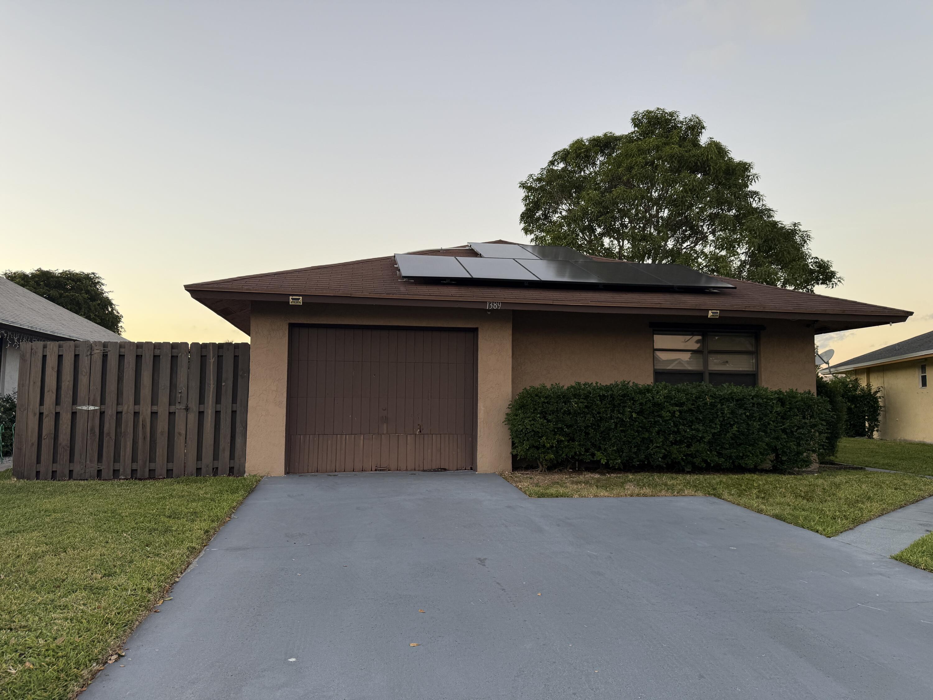 West Palm Beach Condo: 1389 Pines Lane