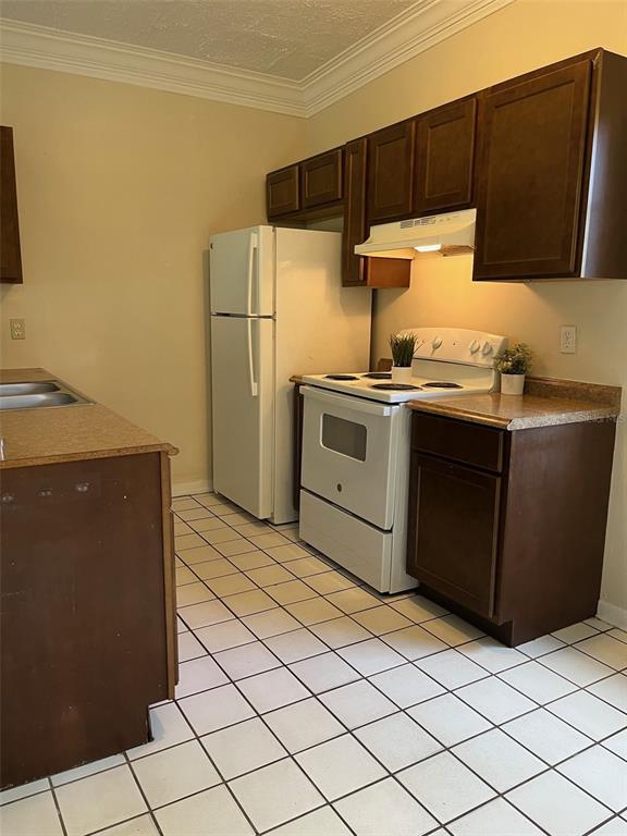 Sanford Condo: 127 Country Club Drive