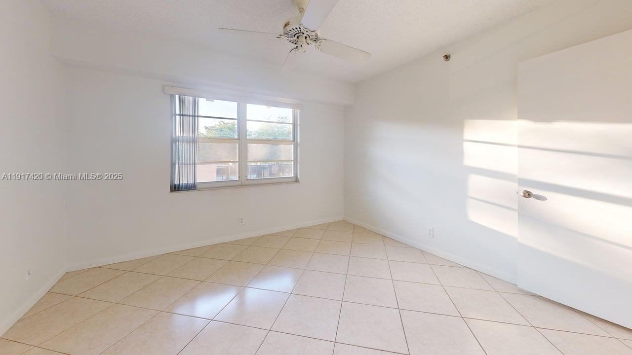 Davie Condo: 3300 West Rolling Hills Circle