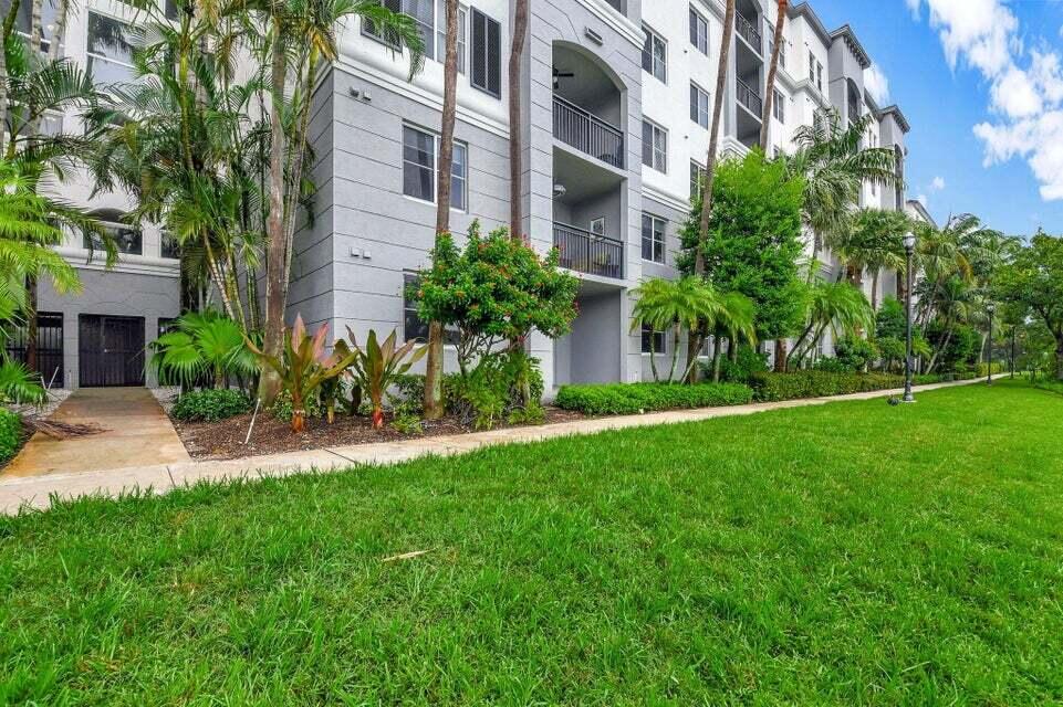 Boynton Beach Condo: 1690 Renaissance Commons Boulevard