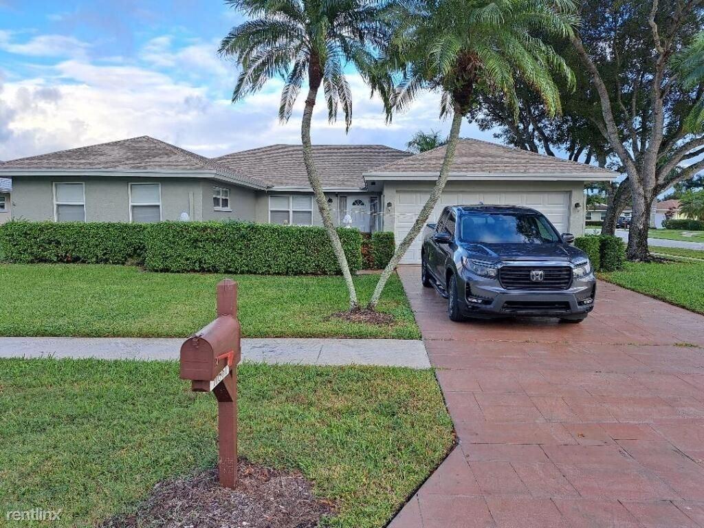 Boynton Beach Condo: 10561 Greentrail Drive South