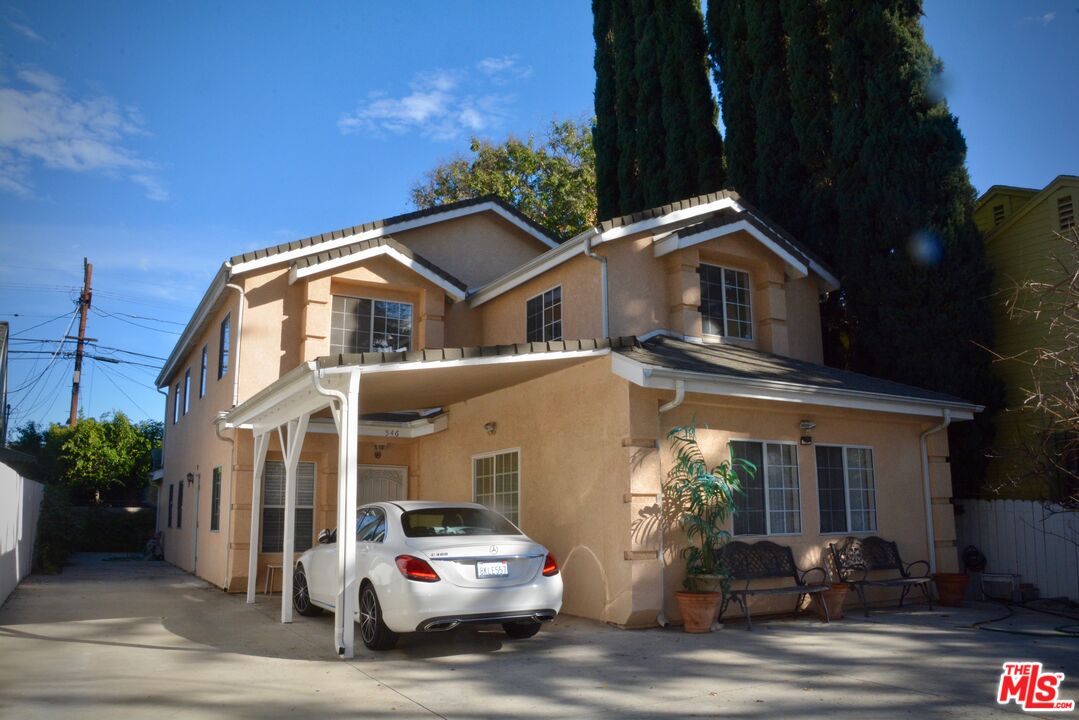 Los Angeles Condo: 548 North Windsor Boulevard