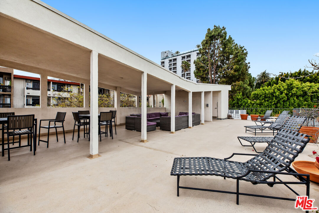 West Hollywood Condo: 960 Larrabee Street