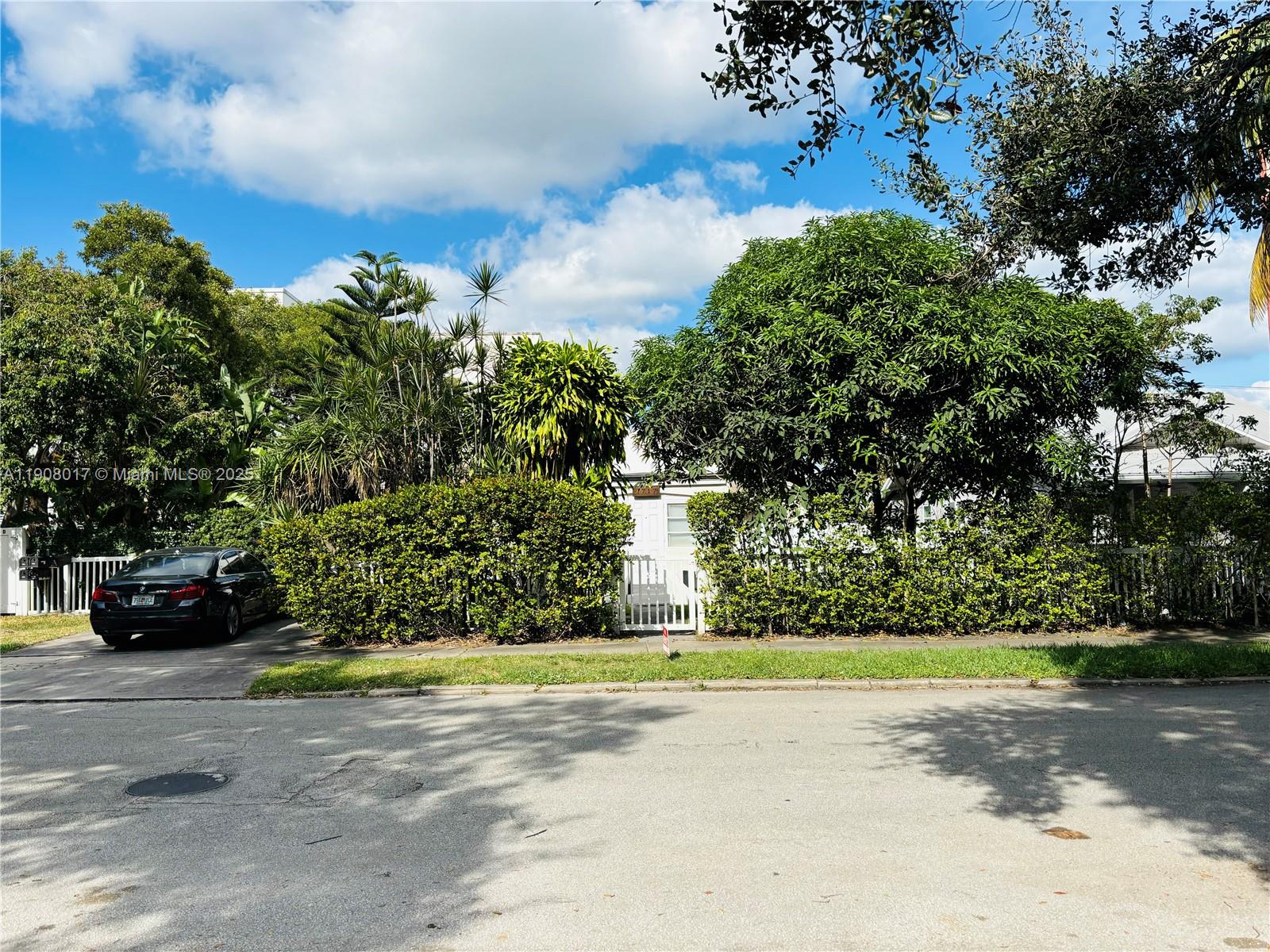 Hollywood Condo: 1717 Buchanan Street