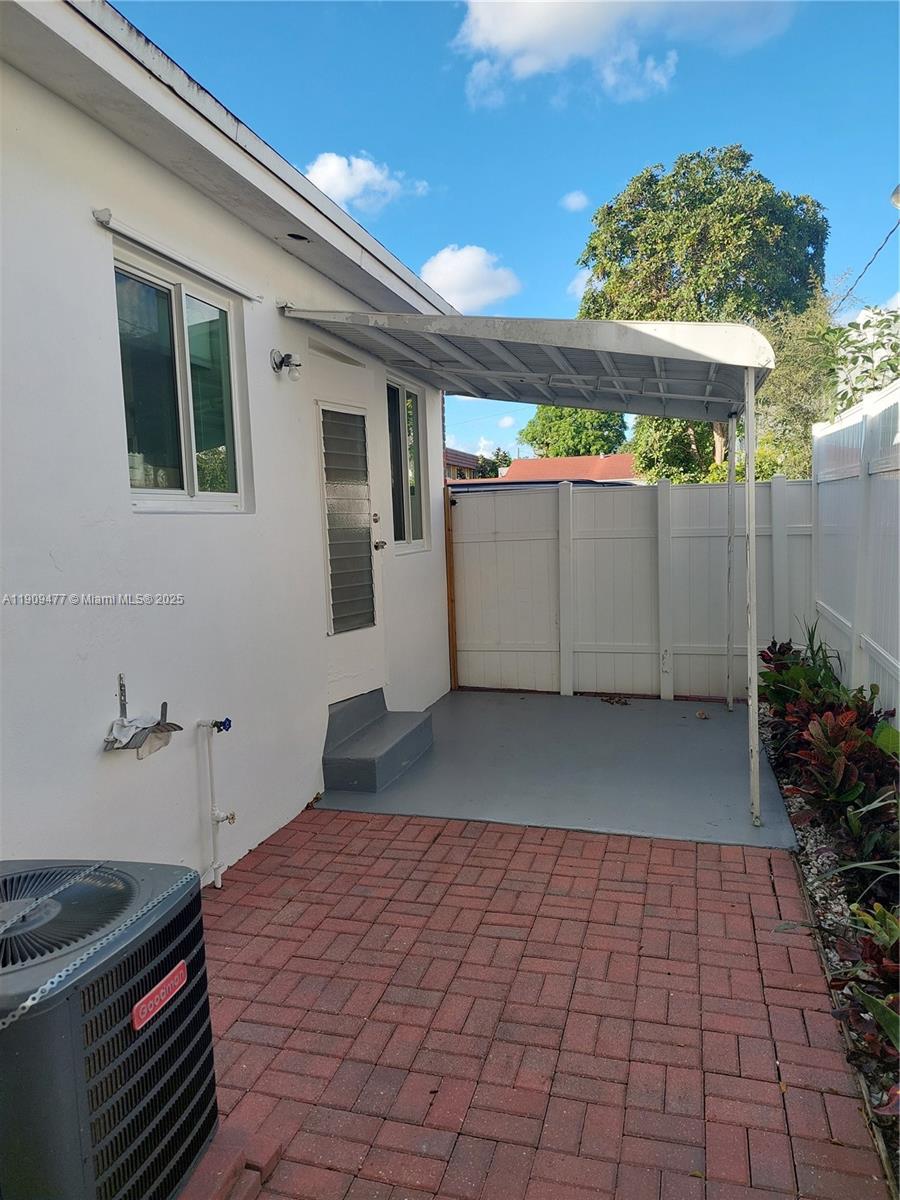 Hollywood Condo: 2312 Van Buren Street