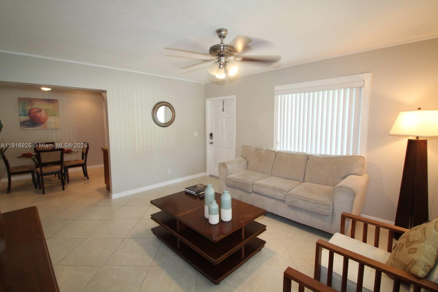 Hollywood Condo: Royal Poinciana