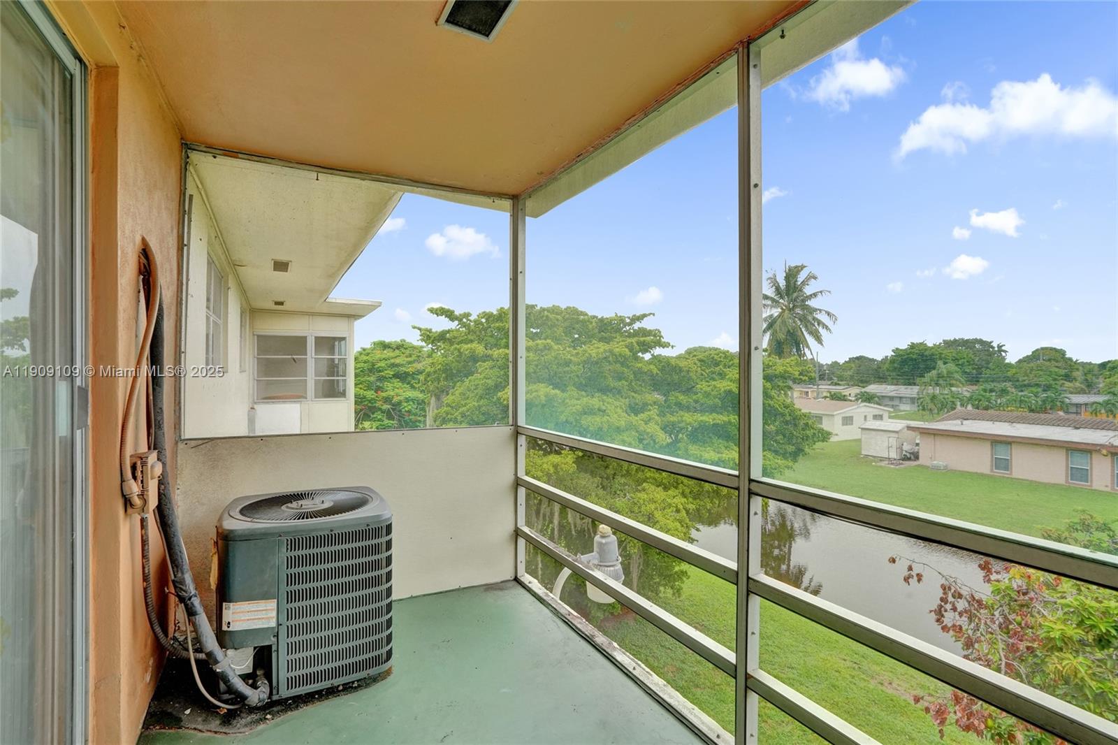 Plantation Condo: 4731 Northwest 10th Court