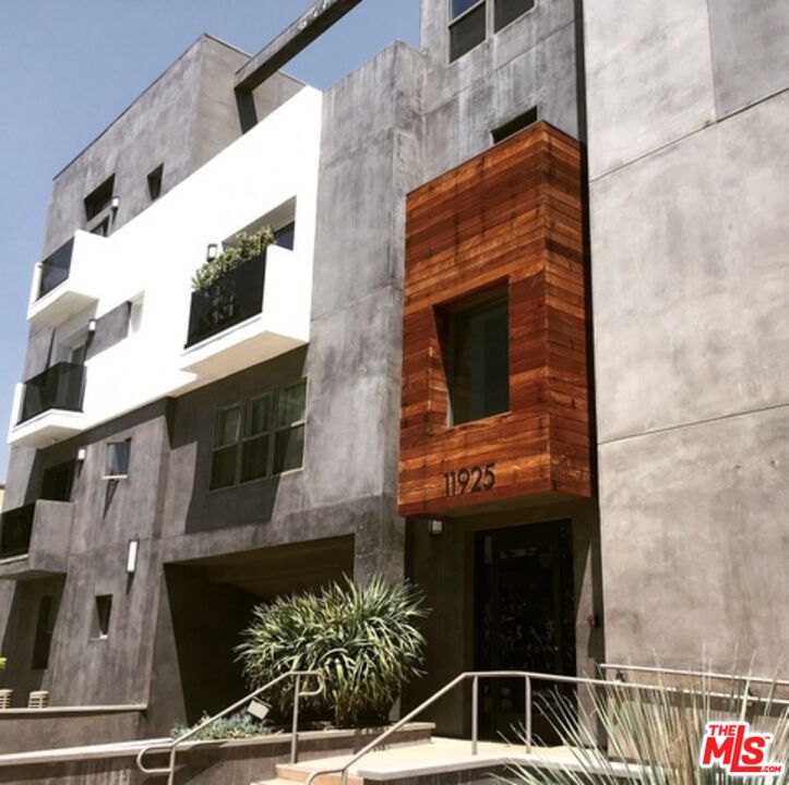 Valley Village Condo: 11925 Kling Street