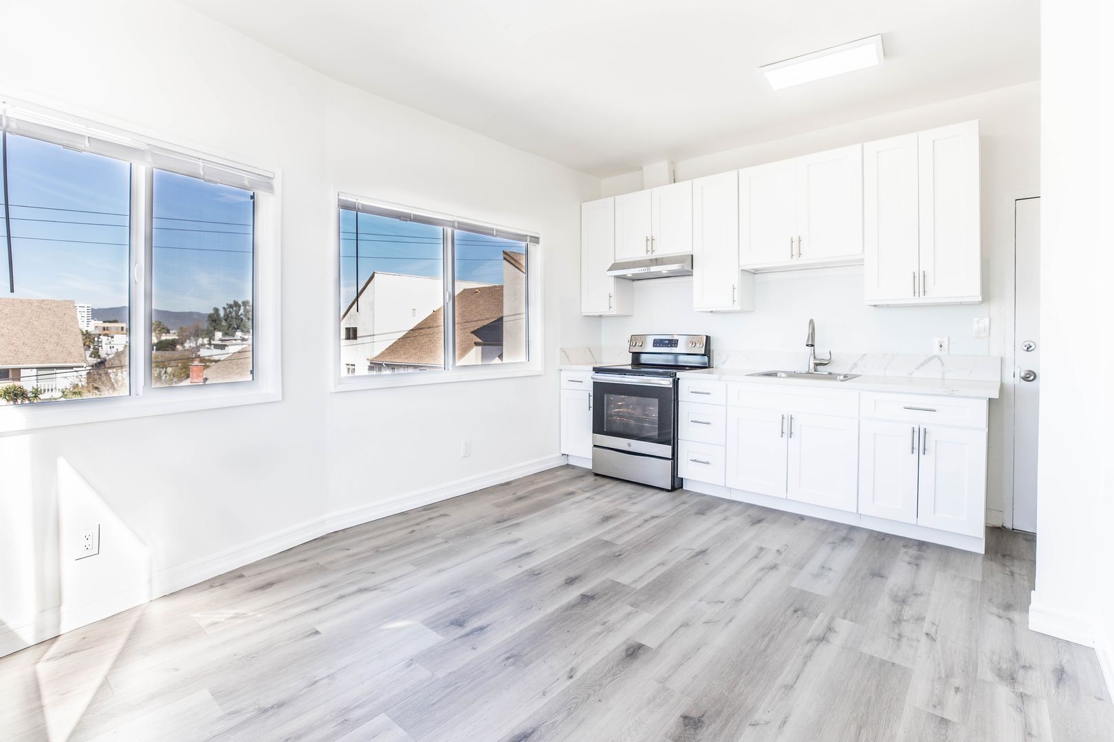 Venice Apartment: 39 Sunset Ave