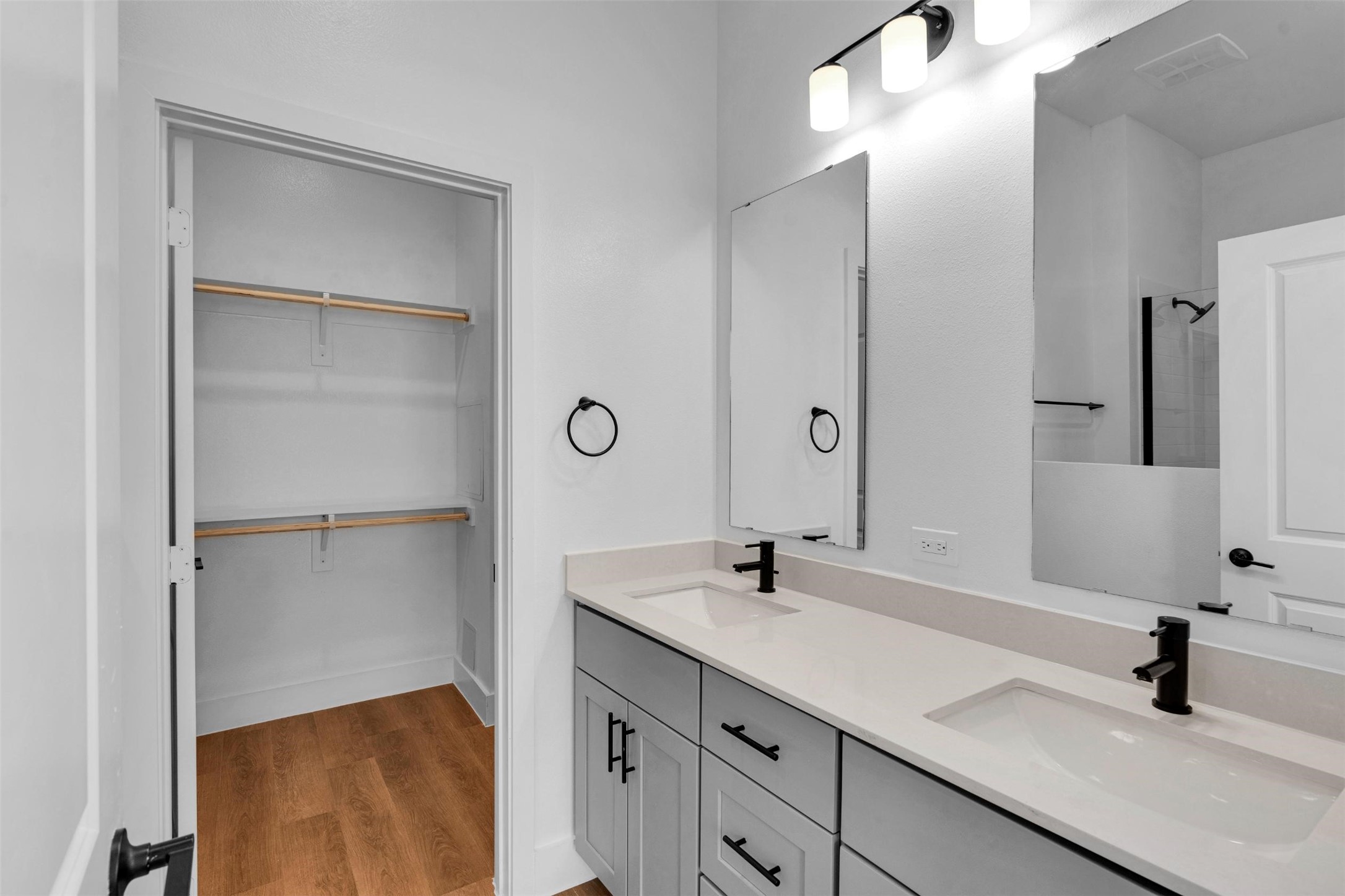 Garland Condo: 1932-828 Labrador Lane