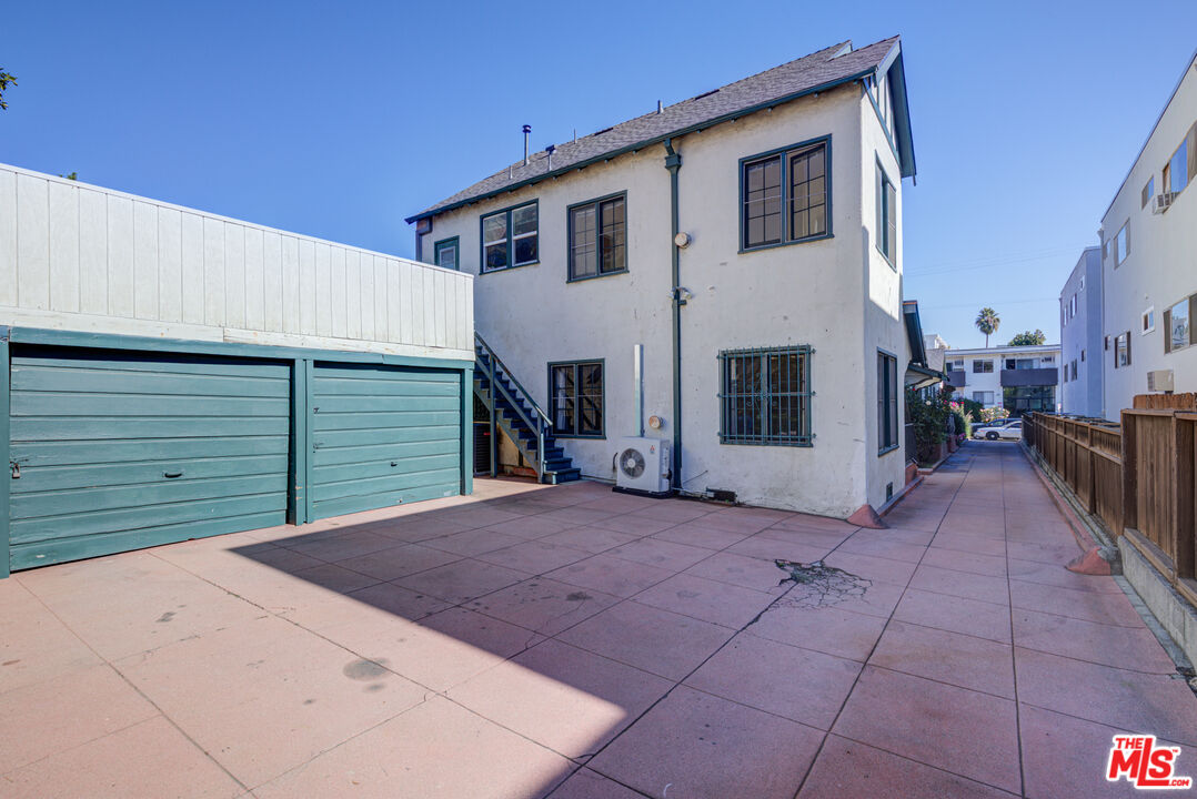 Los Angeles Condo: 1445 North Vista Street