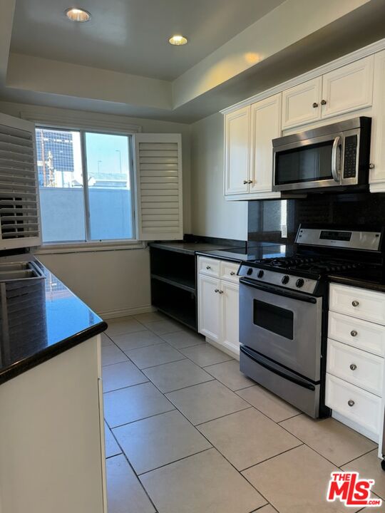 Los Angeles Condo: 320 South Willaman Drive