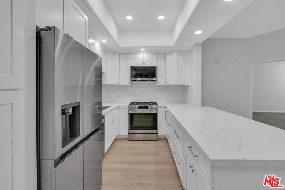 Sherman Oaks Condo: 4477 Woodman Avenue