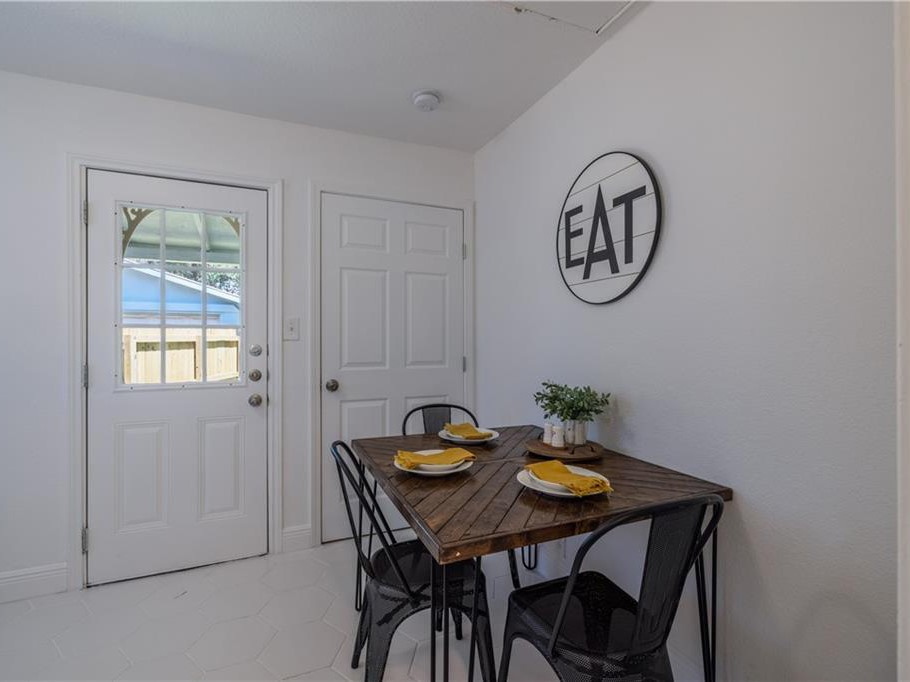 Austin Condo: 906 Capitol Court