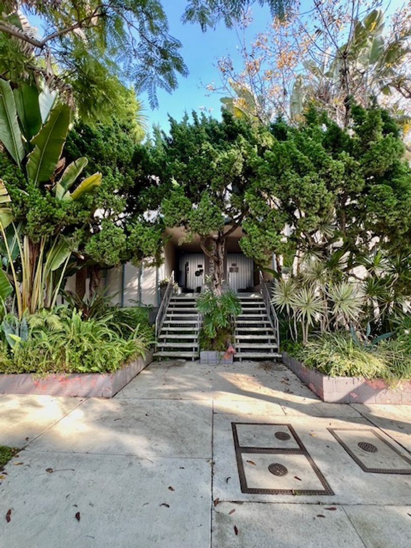 West Hollywood Apartment: 1152-1154 Poinsettia Pl