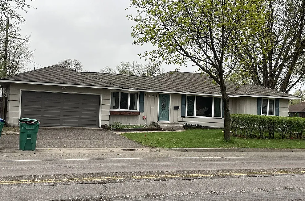 Saint  Louis Park House: 2505 Zinran Ave S