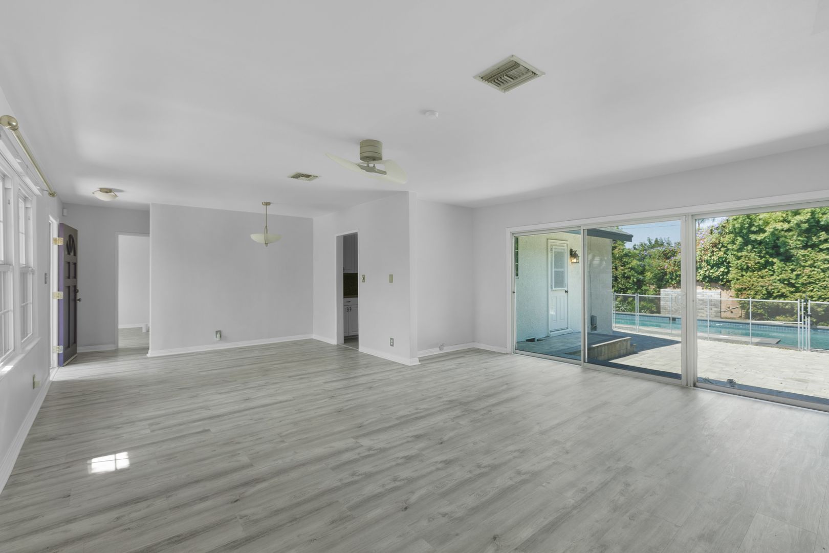 Tarzana House: 19169 Jovan St