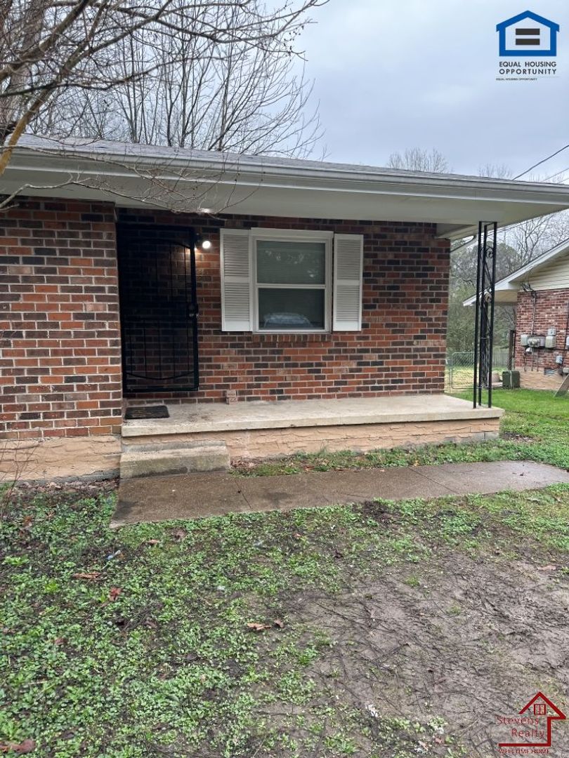 Hixson House: 1231 Helena Dr