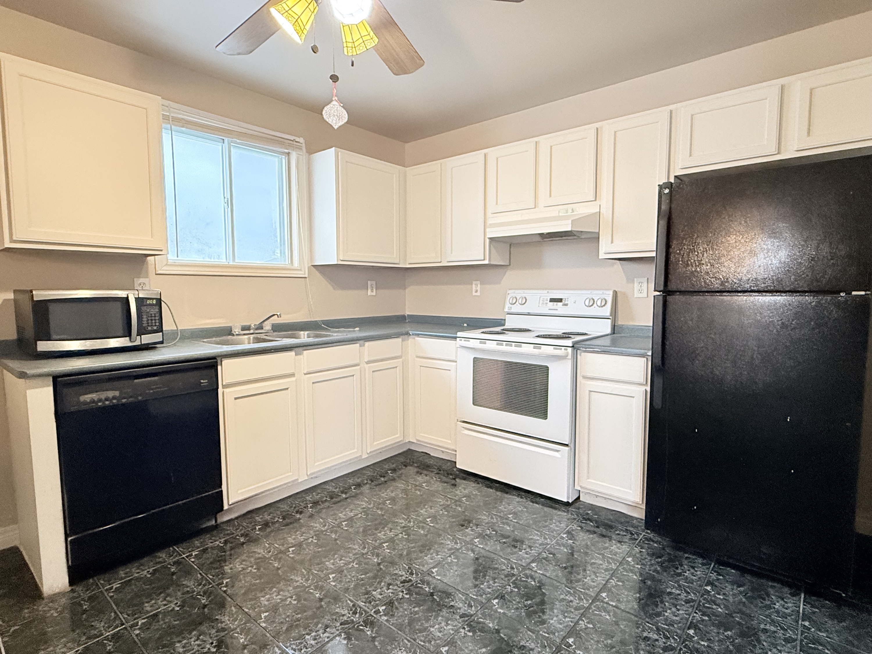 Windsor House: 800 Cabana Rd E