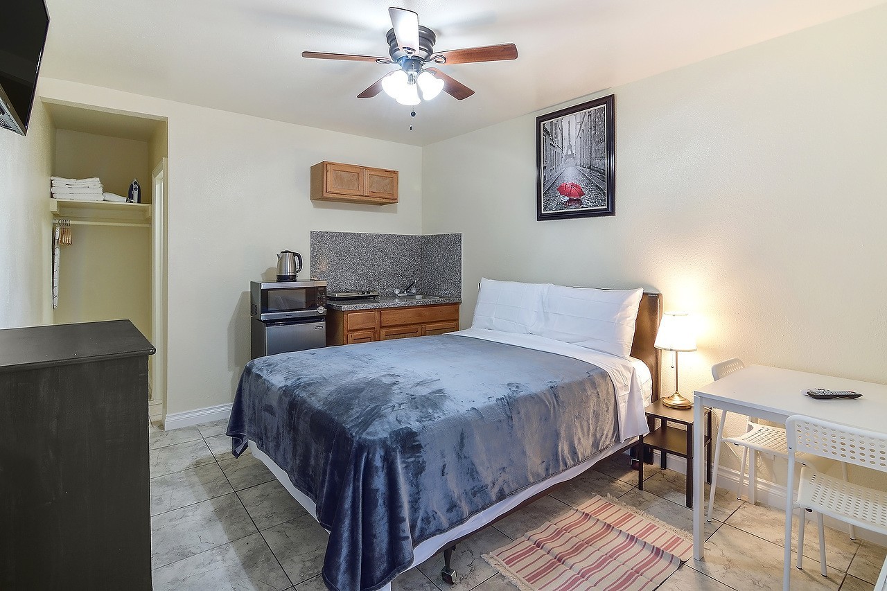 Los Angeles Apartment: 4905 W Adams Blvd