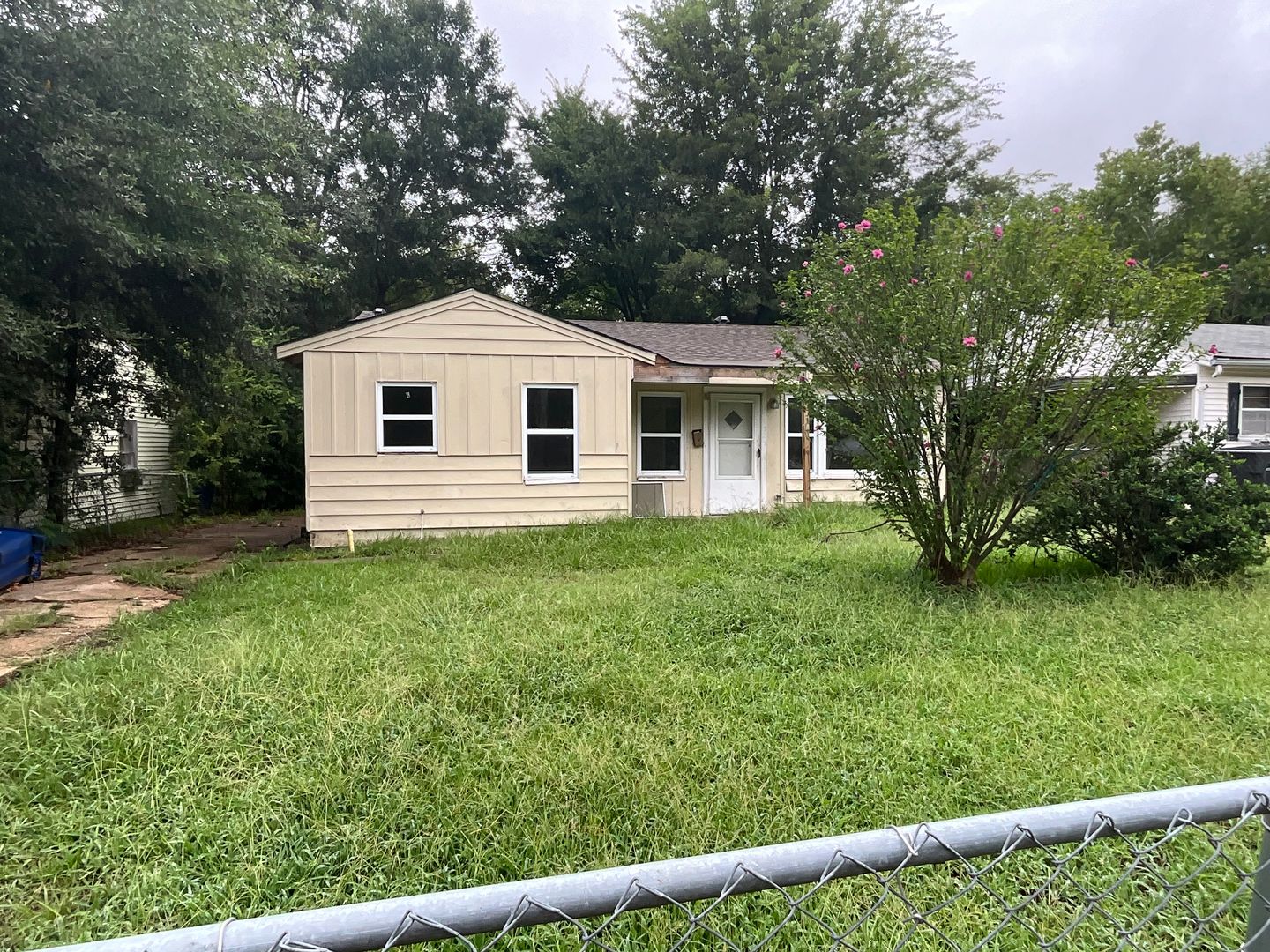 Shreveport House: 525 W 77th St