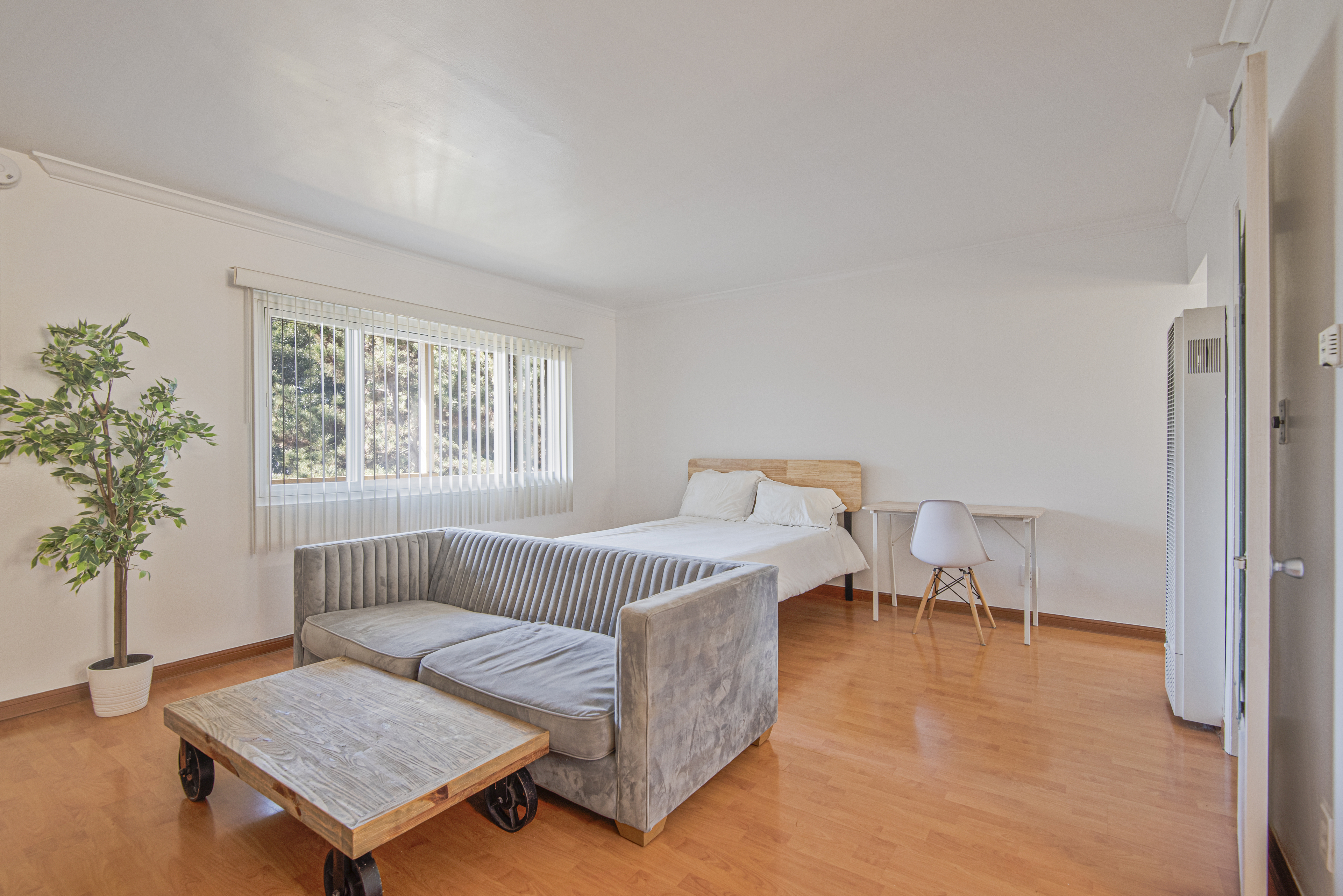 Los Angeles Condo: 5837B W 88th St