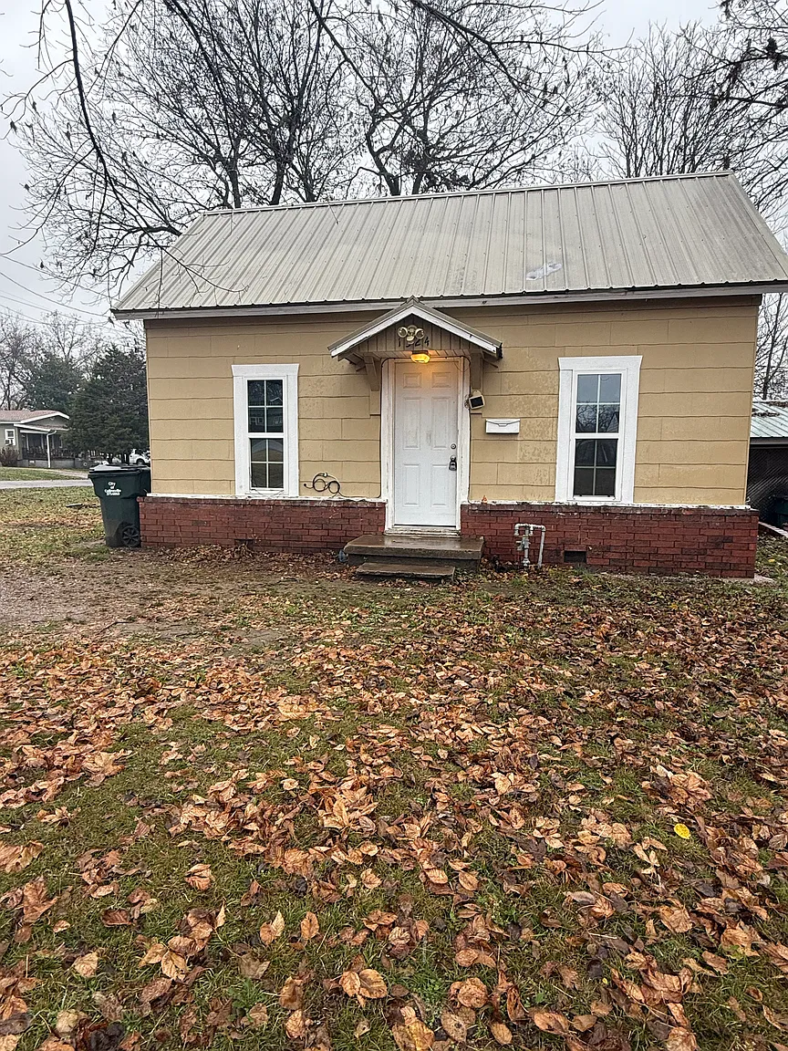 Collinsville House: 1324 W Maple St N