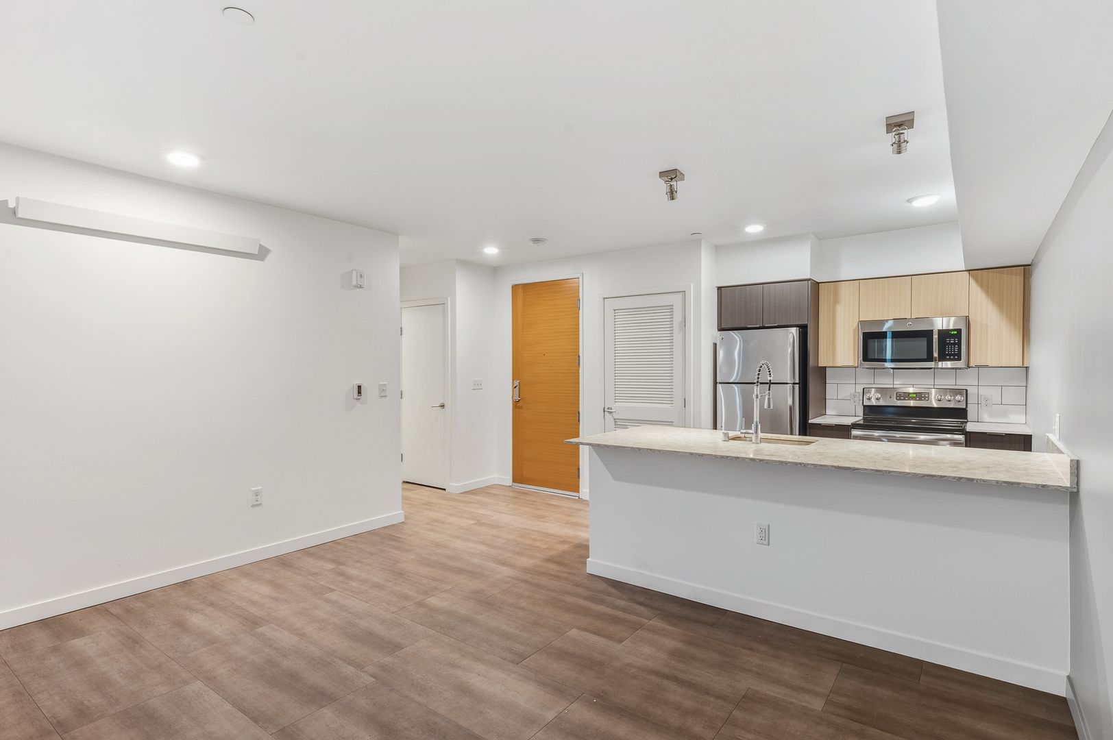 Seattle Apartment: 3200 16th Ave W