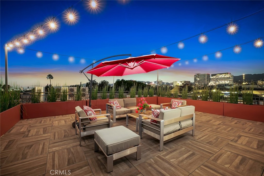 Hollywood Condo: 5820 La Mirada Avenue