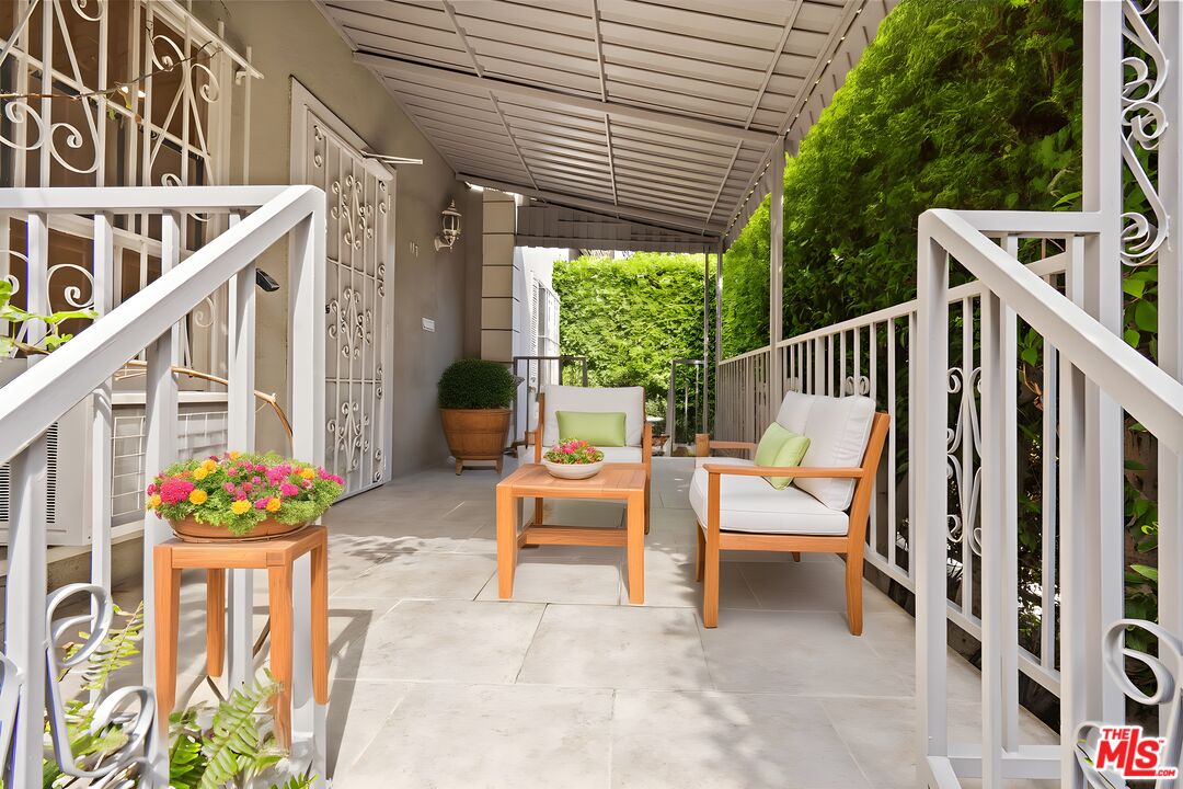 Los Angeles Condo: 117 North Kings Road