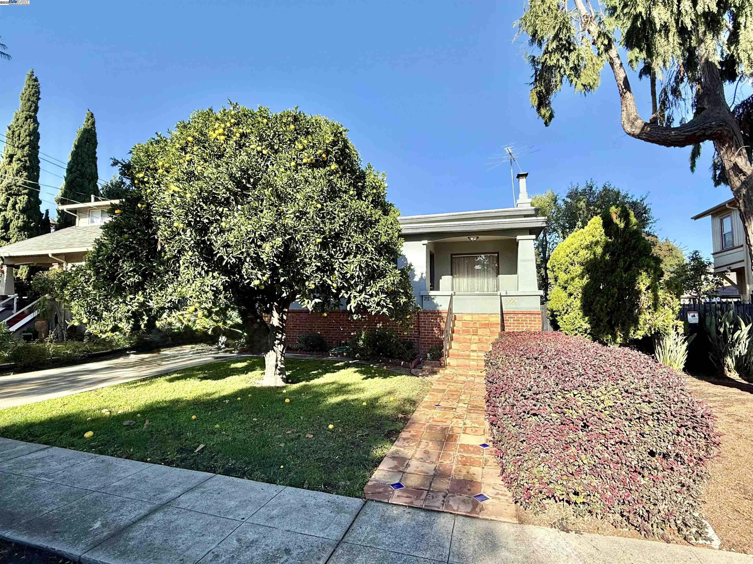 San Leandro Condo: 252 Stoakes Avenue